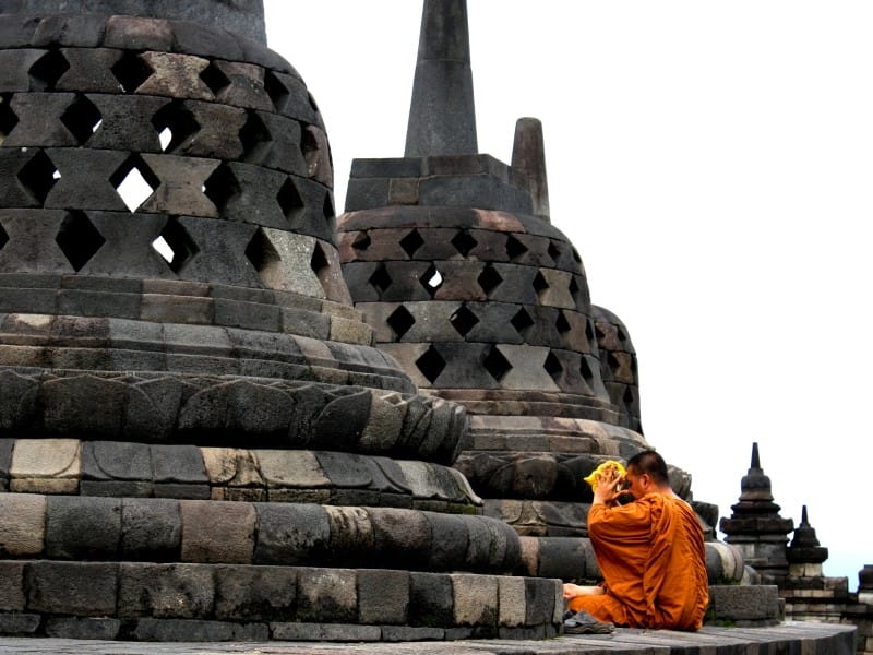 Betender Mönch in Borobudur
