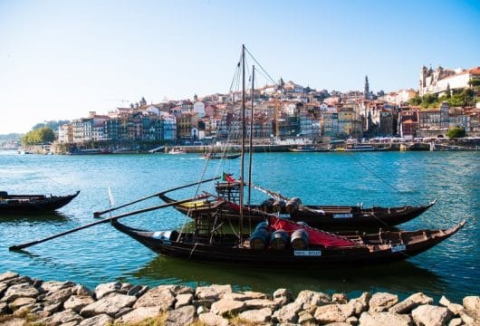 Portweinfässer auf dem Duoro, Porto