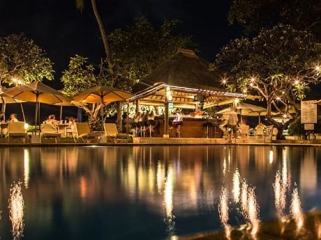 Pool und Bar im The Lovina Bali Resort