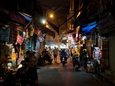 Abends in den Gassen von Hanoi
