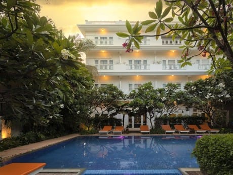 Poolanlage des Amber Hotel