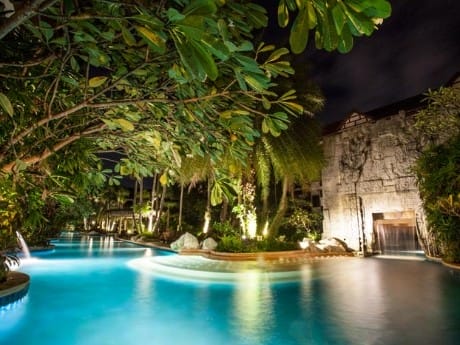 Pool bei Nacht, Kata Palm