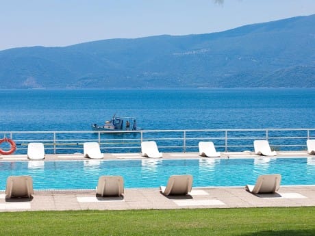 Der Pool des Kalamaki mit Ausblick