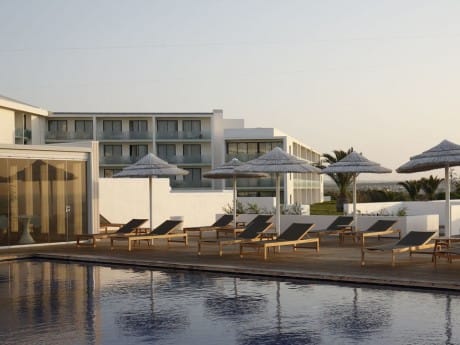 Der Pool des Memmo Baleeira Hotel