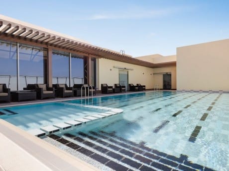 Der Dachterrassenpool des Ramada Encore