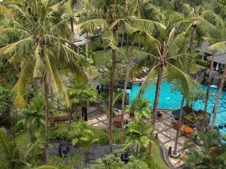 Poolanlage im Melia Purosani