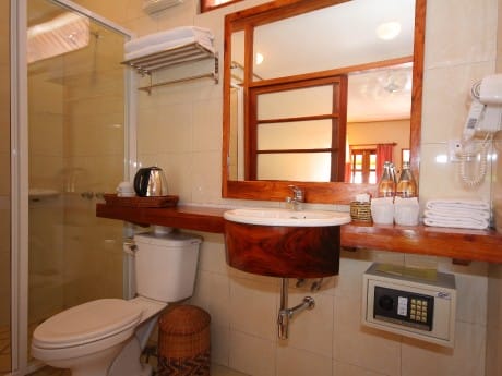 Beispielbadezimmer im Sala Prabang Hotel