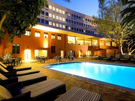 Der Pool bei Nacht im SunSquare CPT