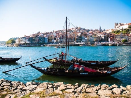 Portweinfässer auf dem Duoro, Porto