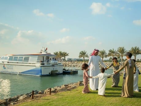 vae-abu dhabi-familie an der corniche