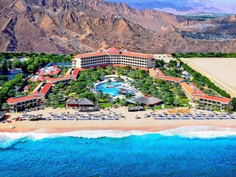 Außenansicht des Fujairah Rotana Resort 