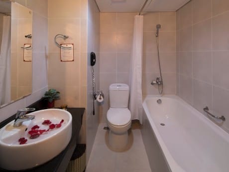 Beispielbadezimmer im Vien Dong Hotel