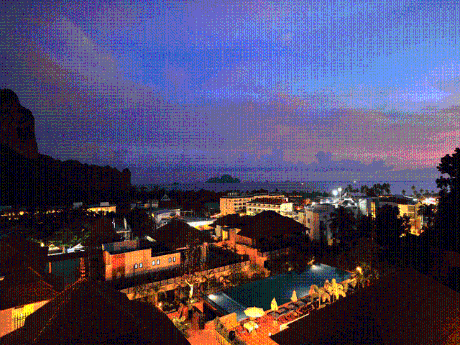 Aonang Cliff Beach Resort bei Nacht