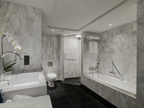 Badezimmer im Parkroyal Collection