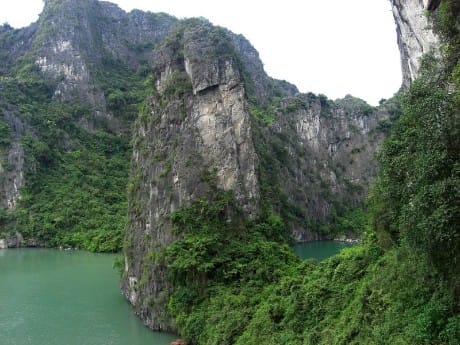 Halong Bucht Kalksteinfelsen