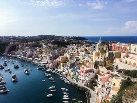 Procida, bunte Häuser