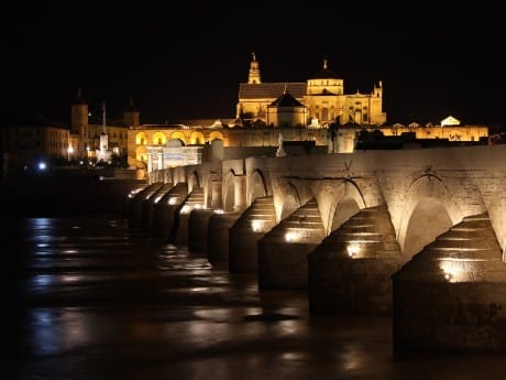 Cordoba und Mezquita bei Nacht