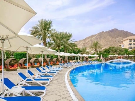 Der Pool im Fujairah Rotana Resort