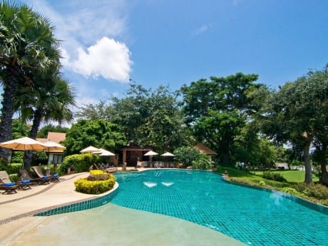 Die Poolanlage des The Legend Chiang Rai